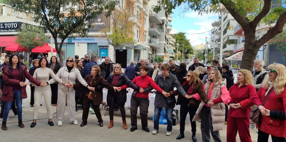 «Χριστούγεννα Πρωτούγεννα στη γιορτινή μας πόλη!»: Ευχές και κεράσματα στην Πετρούπολη