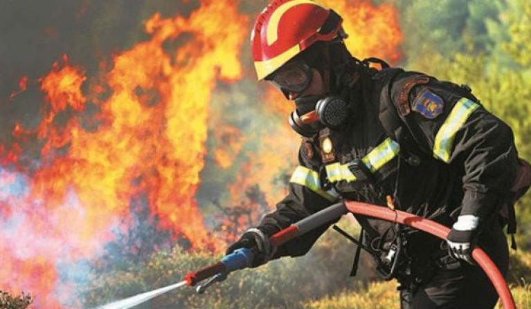  Ολονύκτια μάχη με τις φλόγες στη λεωφόρο Καραμανλή στις Αχαρνές