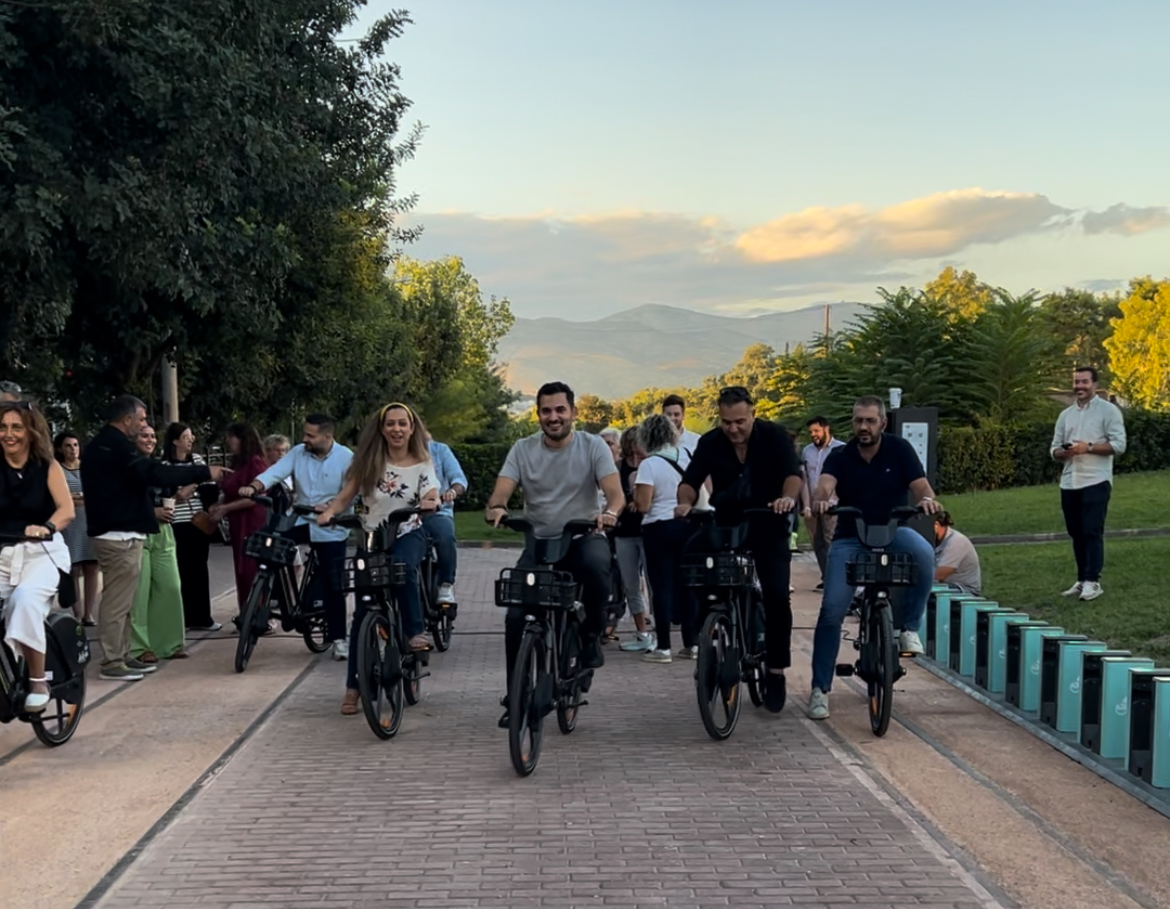 Εγκαινιάστηκαν τα κοινόχρηστα ηλεκτρικά ποδήλατα στον Δήμο Αγίων Αναργύρων-Καματερού