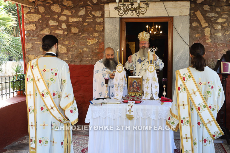 Με μεγαλοπρέπεια τελέστηκε ο εορτασμός της Παναγίας στο Περιστέρι, σε όλες τις ενορίες της Μητροπόλεως Περιστερίου.