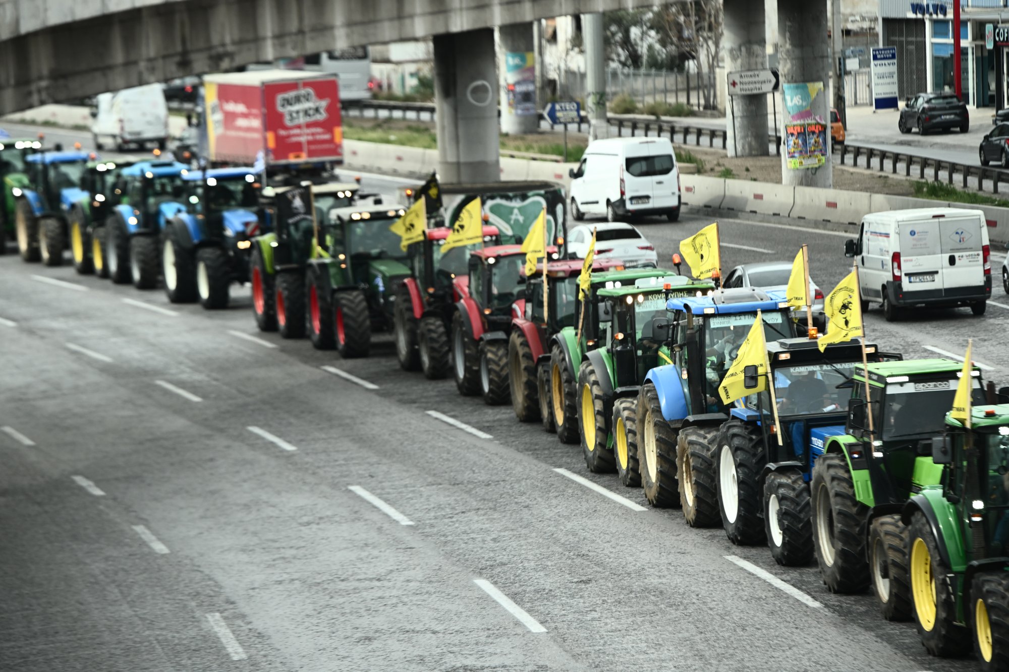 Αναχώρηση των τρακτέρ από το Σύνταγμα μετά το μεγάλο χθεσινό συλλαλητήριο 