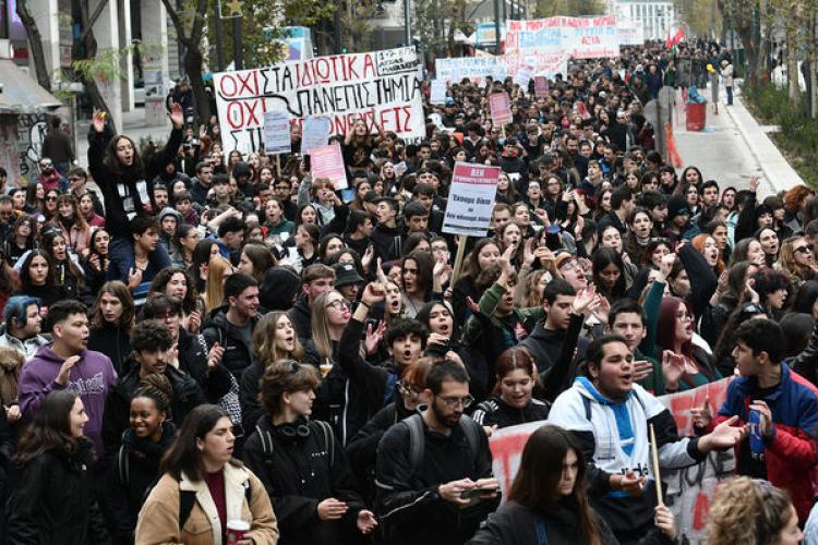  ΕΝΩΣΗ ΣΥΛΛΟΓΩΝ ΓΟΝΕΩΝ ΚΑΙ ΚΗΔΕΜΟΝΩΝ  ΔΗΜΟΥ ΠΕΡΙΣΤΕΡΙΟΥ: ΑΠΟΚΛΕΙΣΤΙΚΑ ΔΗΜΟΣΙΑ ΚΑΙ ΔΩΡΕΑΝ ΠΑΙΔΕΙΑ ΓΙΑ ΟΛΟΥΣ