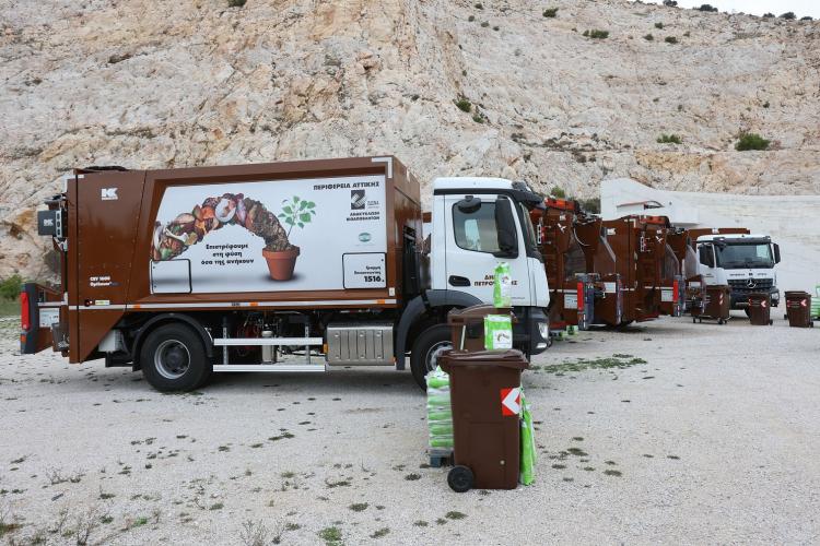 Παράδοση απορριμματοφόρων και καφέ κάδων συλλογής βιοαποβλήτων από τον Περιφερειάρχη Αττικής Γ. Πατούλη στον Δήμο Πετρούπολης