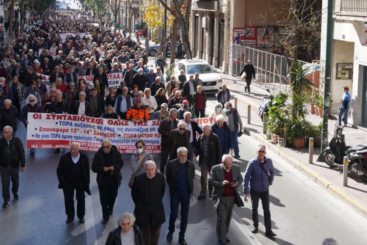 Μαζική συγκέντρωση συνταξιούχων στο κέντρο της Αθήνας- «Δώστε λεφτά για την υγεία»