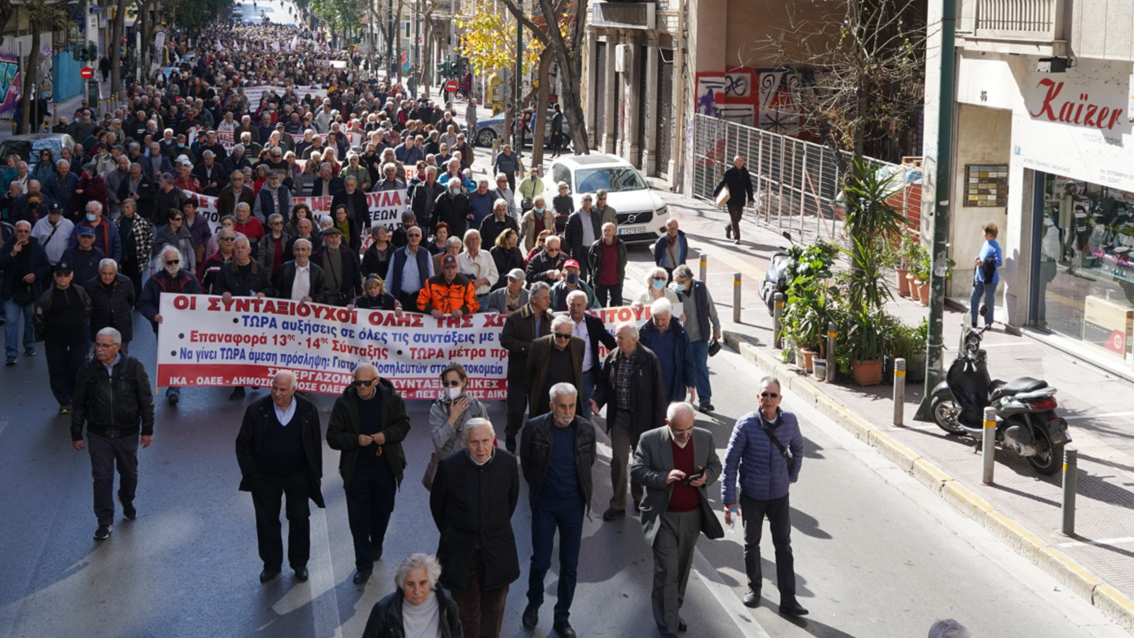 Μαζική συγκέντρωση συνταξιούχων στο κέντρο της Αθήνας- «Δώστε λεφτά για την υγεία»