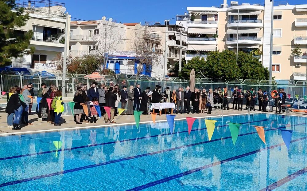 Με πλήθος κόσμου ο αγιασμός των υδάτων στην Πετρούπολη