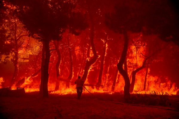 Μάχη με τη φωτιά: Ανυπολόγιστη καταστροφή σε όλη τη χώρα